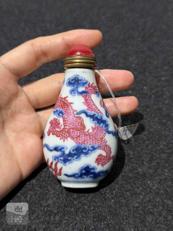 清嘉庆 青花胭脂红釉鼻烟壶 - 图2